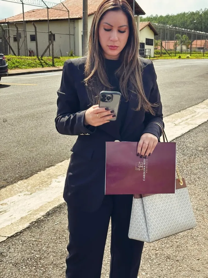 Dra. Carolina Resende em atendimento presencial