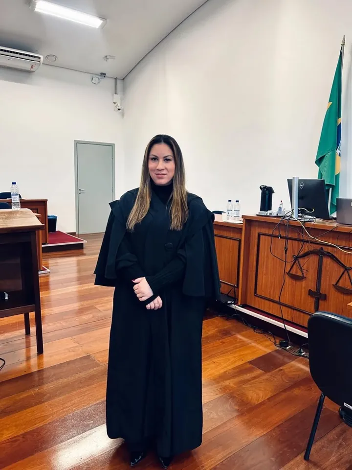 Dra. Carolina Resende em sala de audiência, de toga